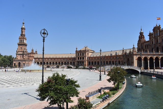 persona revisando presupuesto en ordenador con gráficos de finanzas personales en España